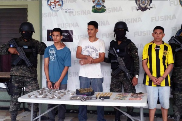 Detienen a tres hombres con armas y drogas en la Satélite