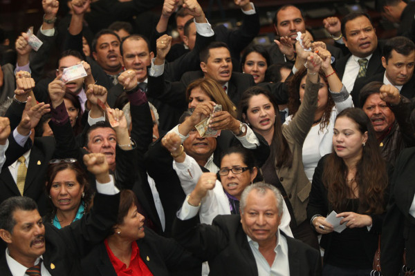 Honduras: Zafarrancho en la primera sesión del Congreso