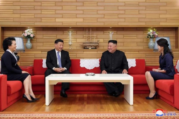 Fotografía cedida por la Agencia Central Norcoreana de Noticias (KCNA) que muestra al líder de Corea del Norte, Kim Jong-Un (d), presidente del Partido de los Trabajadores de Corea y presidente de la Comisión de Asuntos Estatales de la República Popular Democrática de Corea, durante su encuentro con Xi Jinping (i), secretario general del Comité Central del Partido Comunista de China y presidente de la República Popular de China, durante su visita de estado este jueves a la RPDC, en Pyongyang (Corea del Norte). EFE/ Kcna.