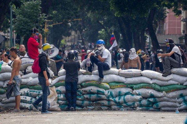 Más de 80 heridos en protesta opositora en Caracas