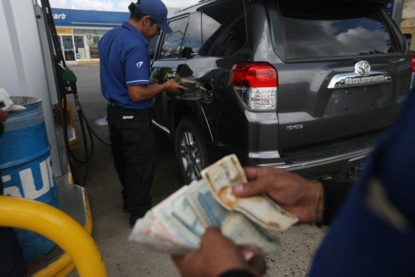 Gasolina súper tendrá una rebaja de casi un lempira a partir de este lunes