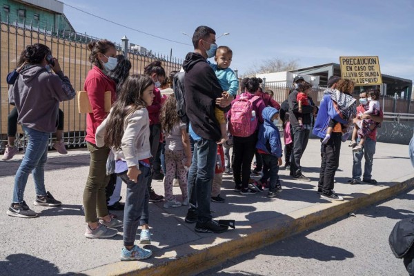 EEUU deporta a migrantes adultos y familias por crisis fronteriza