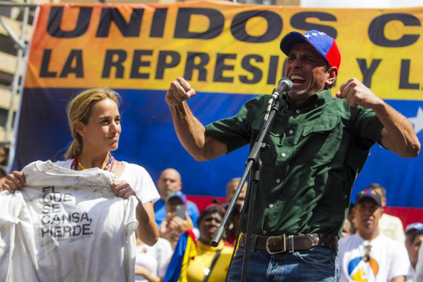 Capriles llama a protestar en paz y Maduro dice que los focos violentos se extinguen