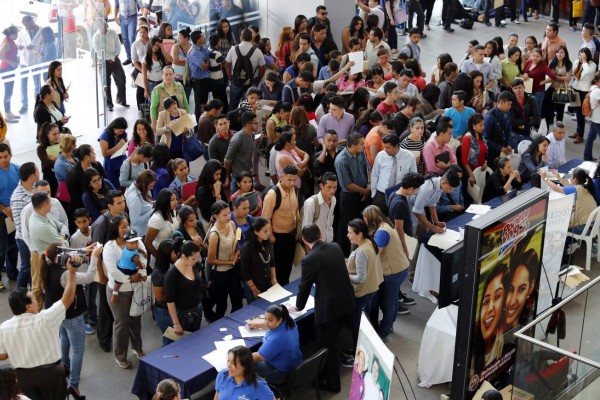 Miles de jóvenes buscan empleo en feria de Tegucigalpa