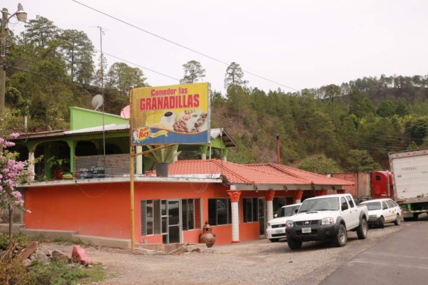 Las Granadillas sirven el tradicional plato típico.