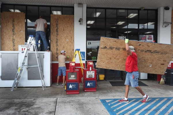 Ordenan evacuación obligatoria en varios condados de Houston por Laura