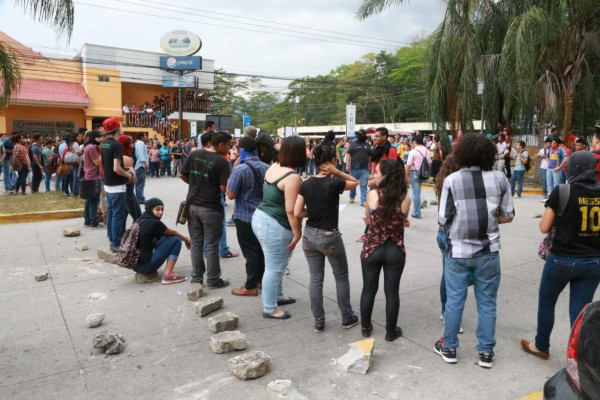 Universitarios se toman bulevares en San Pedro Sula y Tegucigalpa