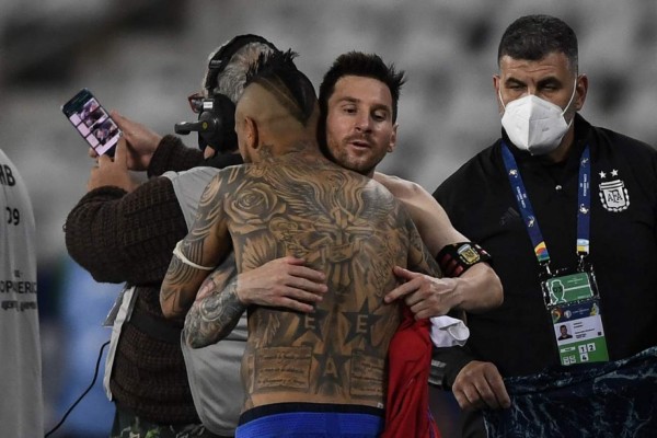 Argentina's Lionel Messi (R) and Chile's Arturo Vidal greet each after tying 1-1 in their Conmebol Copa America 2021 football tournament group phase match at the Nilton Santos Stadium in Rio de Janeiro, Brazil, on June 14, 2021. (Photo by MAURO PIMENTEL / AFP)