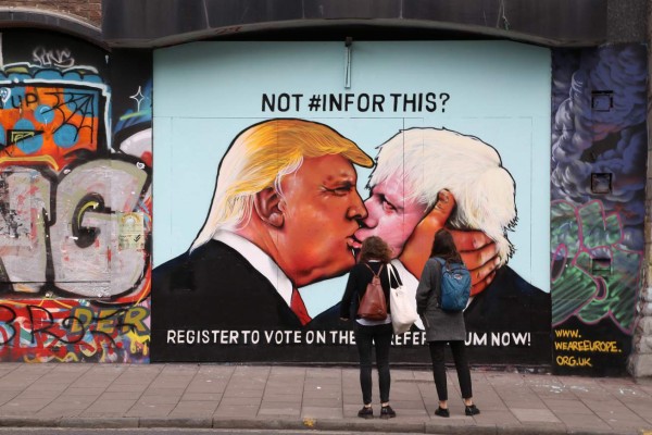 Donald Trump y Boris Johnson se besan en un mural