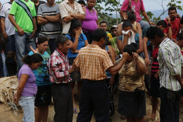 Rescatan vivos a tres de los 11 obreros atrapados en mina de Honduras 