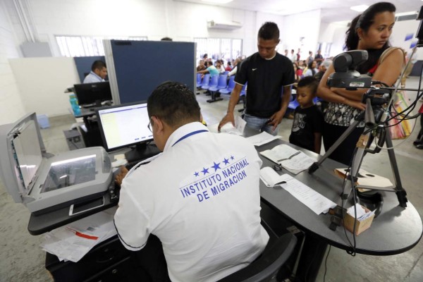 Reanudan entrega de los pasaportes en la Dirección de Migración en la capital