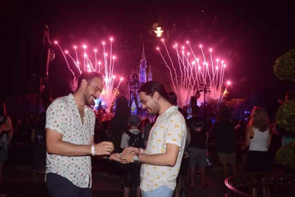 Comunicador hondureño Carlos Mendoza pide matrimonio a su novio en Disney