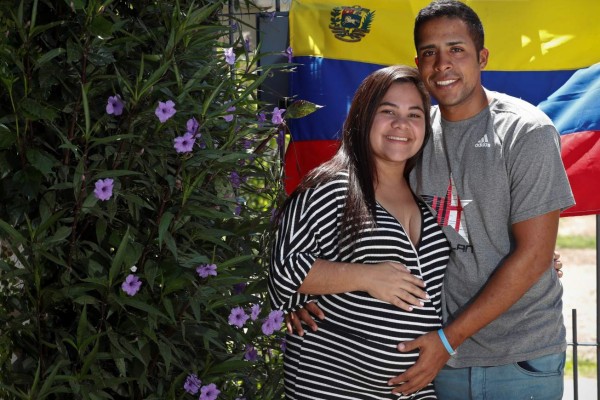 Venezolano recorre cinco países a pie para llegar al parto de su novia