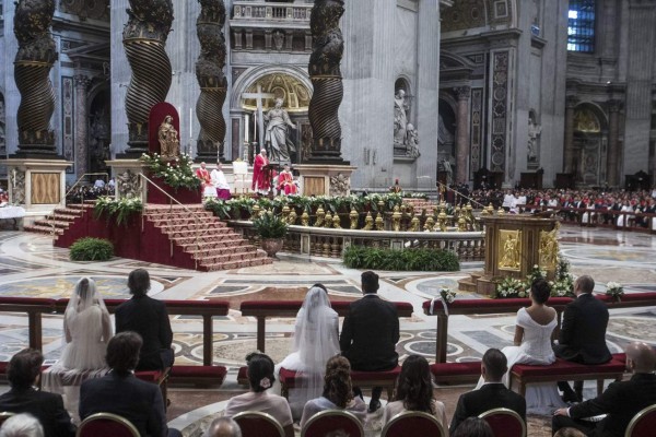 Papa Francisco preside bodas de parejas 'en pecado”