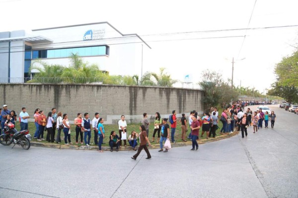 Hondureños abarrotan la Feria del Empleo en San Pedro Sula