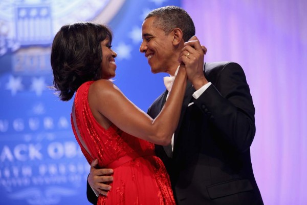 El primer beso con 'sabor a chocolate' de Obama y Michelle
