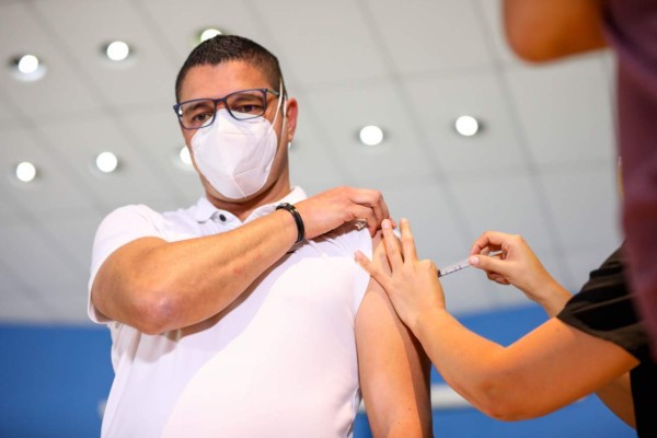 Ministro de Salud de Costa Rica se vacuna con AstraZeneca para inspirar confianza