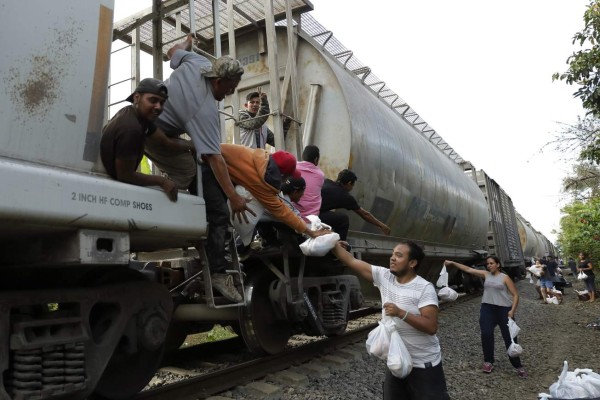 GRA429. AMATLÁN (MÉXICO), 13/06/2017.- Los migrantes viajan en un tren de mercancías llamado La Bestia a través de México hacia Estados Unidos y reciben ayuda de las Patronas. MINDS/EFE/José Méndez