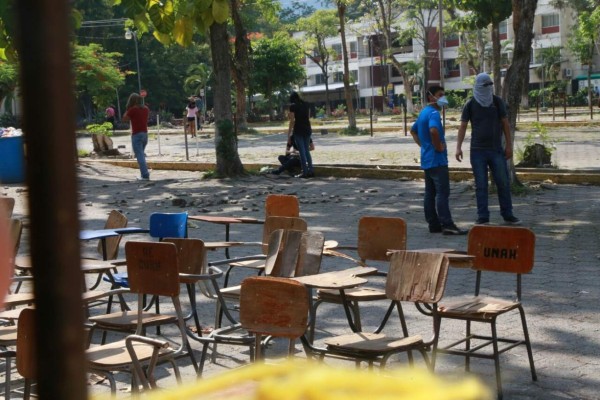 Se registran protestas esta tarde en la Unah-vs