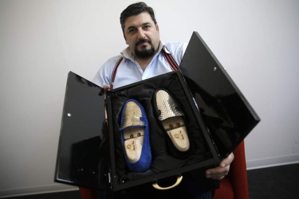 Un italiano vende zapatos de oro de 24 quilates