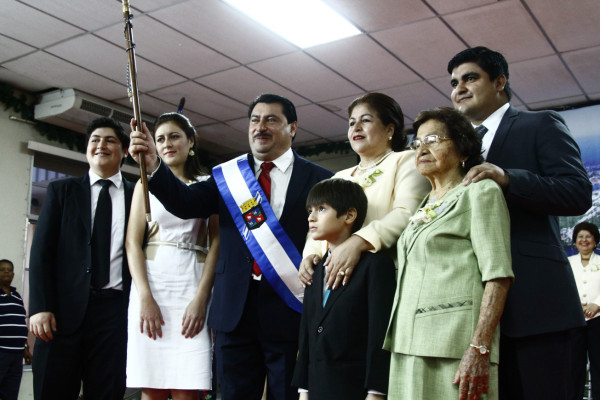 Por tercera vez, Allan Ramos es juramentado como alcalde de Puerto Cortés