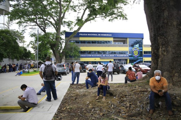 Desde las 2:00 am hacen fila en Tránsito por licencias