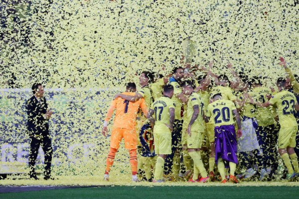The Villarreal CF celebrate with the trophy after winning the UEFA Europa League final football match between Villarreal CF and Manchester United at the Gdansk Stadium in Gdansk on May 26, 2021. (Photo by KACPER PEMPEL / POOL / AFP)