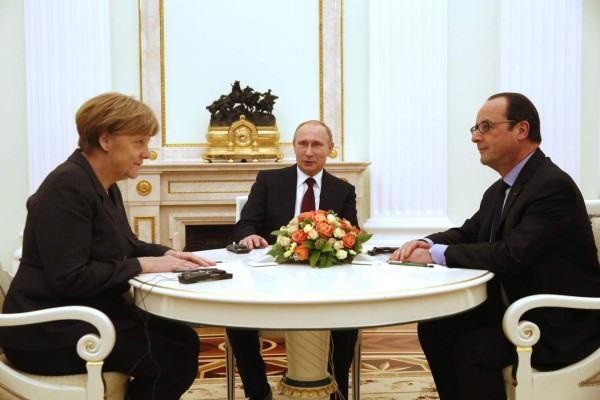 Putin negocia con Merkel y Hollande un plan de paz para Ucrania