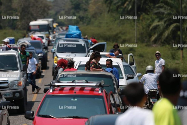 Accidente deja un muerto en carretera hacia Tela; colapsa tráfico