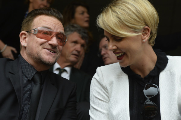 Bono y Charlize Theron en el funeral de Nelson Mandela