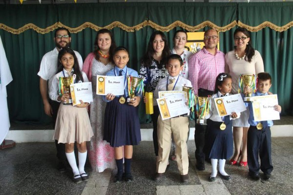 Premian la excelencia bilingüe en Villanueva