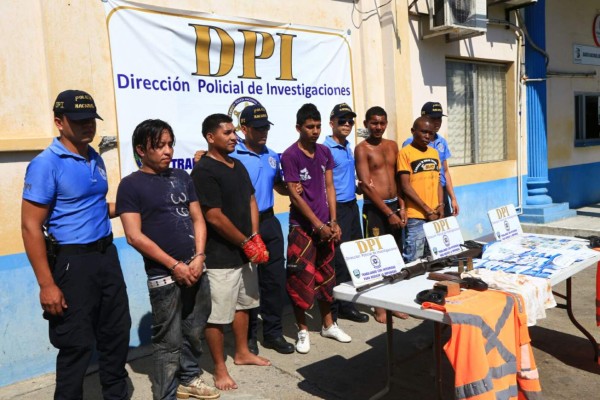 Presentan a sospechosos de matar a agente de la DPI