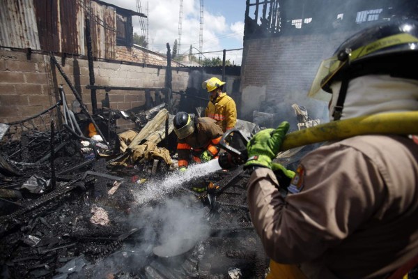 Voraz incendio consume dos viviendas en la colonia Fraternidad de Tegucigalpa