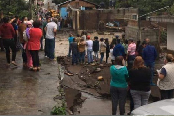 Tres muertos y 11 desaparecidos por desbordamiento de presa en México