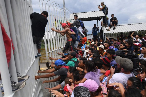 México denuncia que migrantes hondureños entraron al país 'por la fuerza'