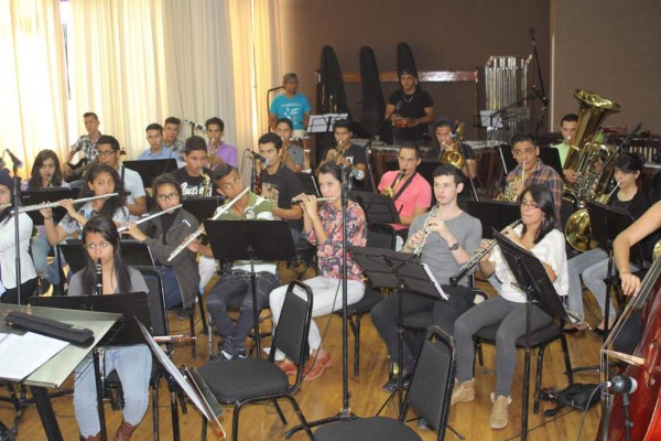 Banda Sinfónica de la Juventud musicaliza ”Una loca Navidad catracha”