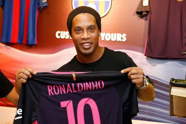 Ronaldinho visitará Honduras para jugar un partido con Olimpia y Motagua