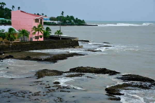Huracán Otto ya roza el territorio continental en Costa Rica