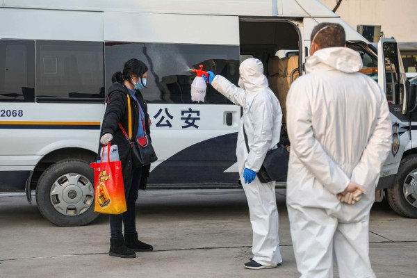Aumentan contagios de coronavirus pese a confinamiento decretado por China