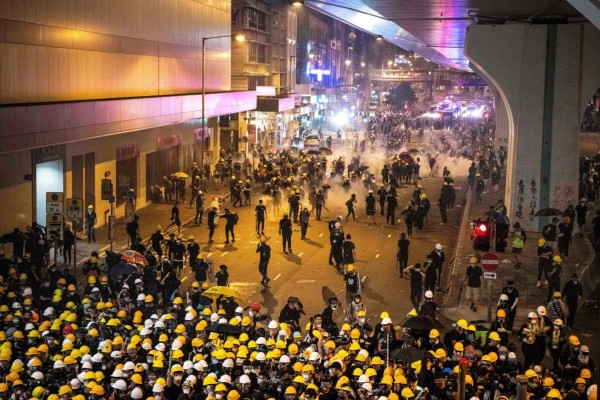 Hombres enmascarados atacan a manifestantes en Hong Kong