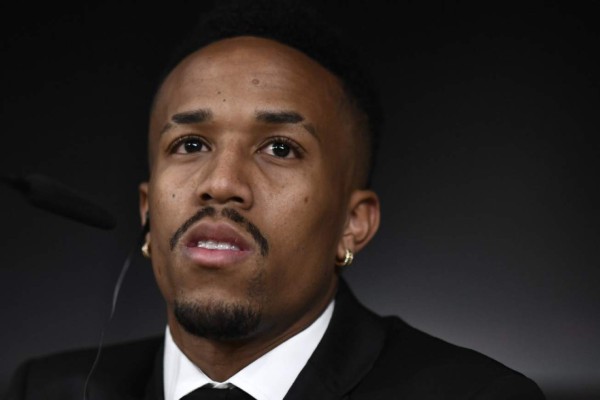 Militao sufre mareo en su presentación como jugador del Real Madrid