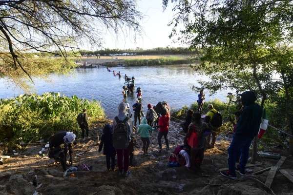 Tensión en campamento de migrantes haitianos tras arribo de patrullas policiales  