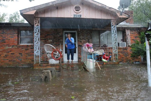 A woman speaks into a cellphone asking for help at her flooded residence in Lumberton, North Carolina, on September 15, 2018 in the wake of Hurricane Florence. Members of the Cajun Navy came to her rescue.Besides federal and state emergency crews, rescuers were being helped by volunteers from the 'Cajun Navy' -- civilians equipped with light boats, canoes and air mattresses -- who also turned up in Houston during Hurricane Harvey to carry out water rescues. / AFP PHOTO / Alex EDELMAN