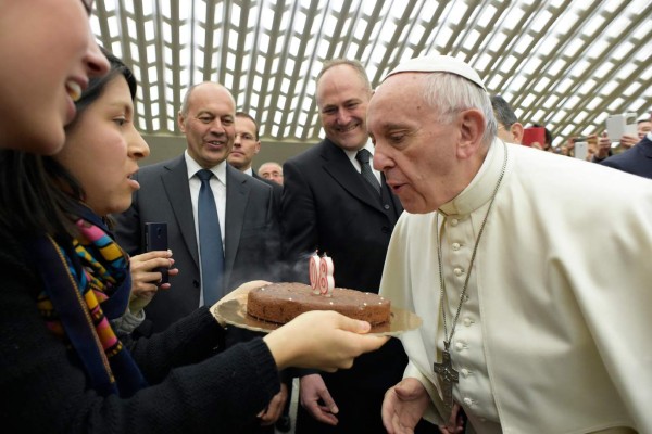 El papa bromea sobre cumpleaños: 'Felicitar antes de tiempo trae mala suerte'