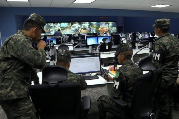 Elementos de la Policía Militar (PM) en el centro de monitoreo del 911 vigilan todas las calles de San Pedro Sula las 24 horas. archivo