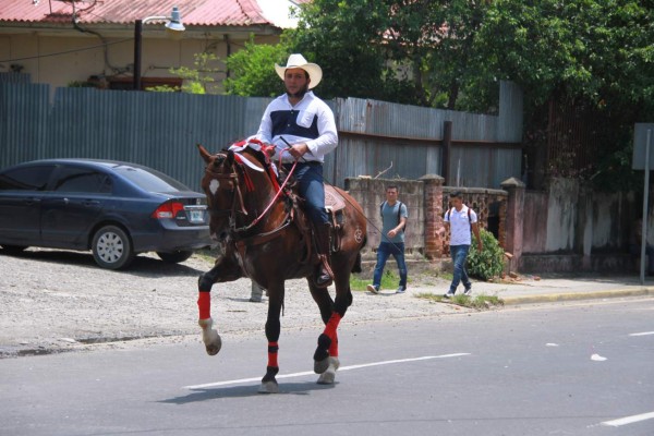 Desfile hípico de la Agas encanta a los sampedranos