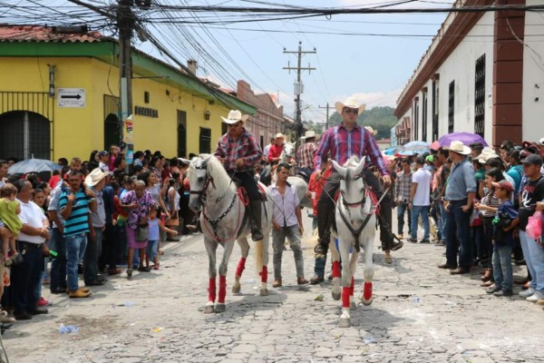 Bellas mujeres engalanan desfile hípico en Santa Rosa de Copán