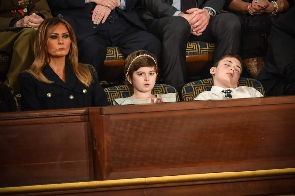Invitado de Trump se duerme durante el discurso y se convierte en 'héroe' de las redes  