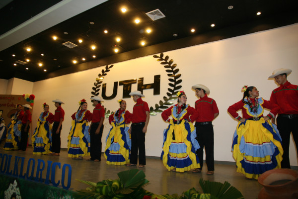 Alumnos de escuelas bilingües se lucen en Festival