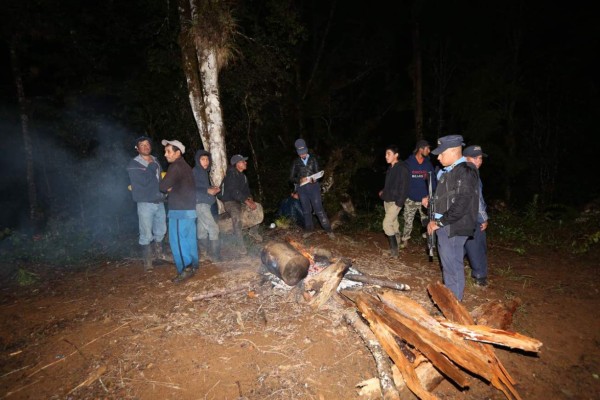Pobladores de la montaña de Yerba Buena junto con la Policía Nacional apoyaban anoche las labores de búsqueda y rescate en la zona del accidente.